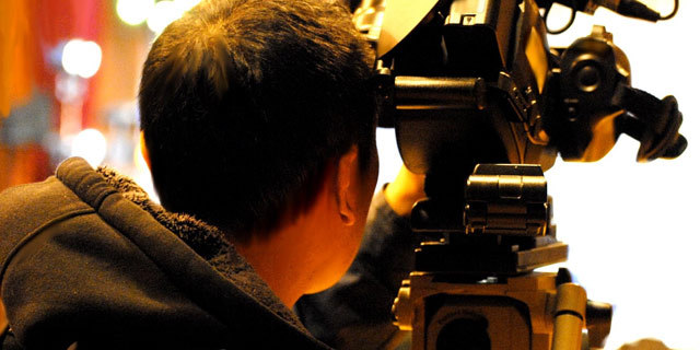 緊張感が漂うカメラマンの後ろ姿